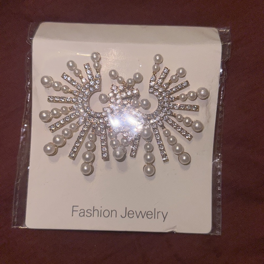 Pretty Earrings - Picture 2 of 4